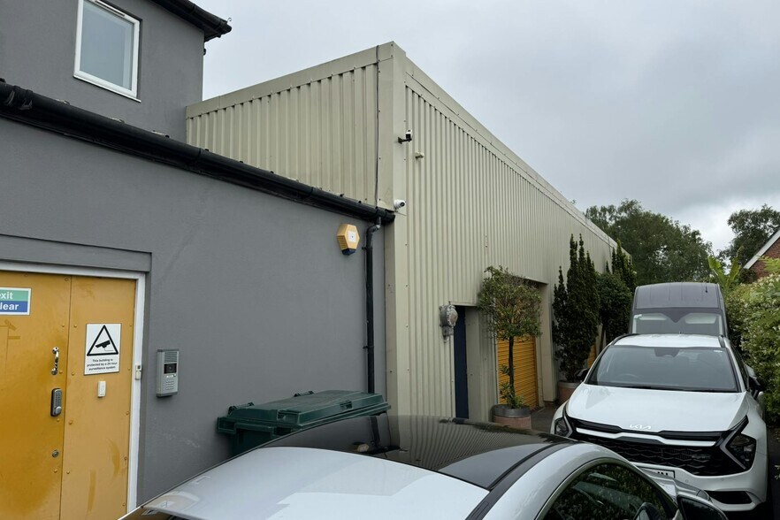 46 Station Rd, Chertsey à vendre - Photo du bâtiment - Image 2 de 6