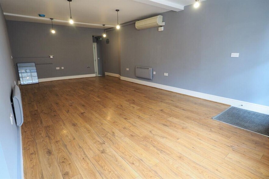 31 Market St, High Peak à louer - Photo du bâtiment - Image 3 de 11