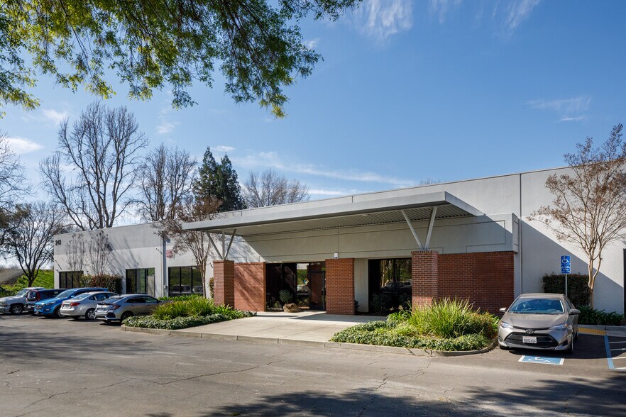 241 Lathrop Way, Sacramento, CA à louer - Photo du bâtiment - Image 2 de 7