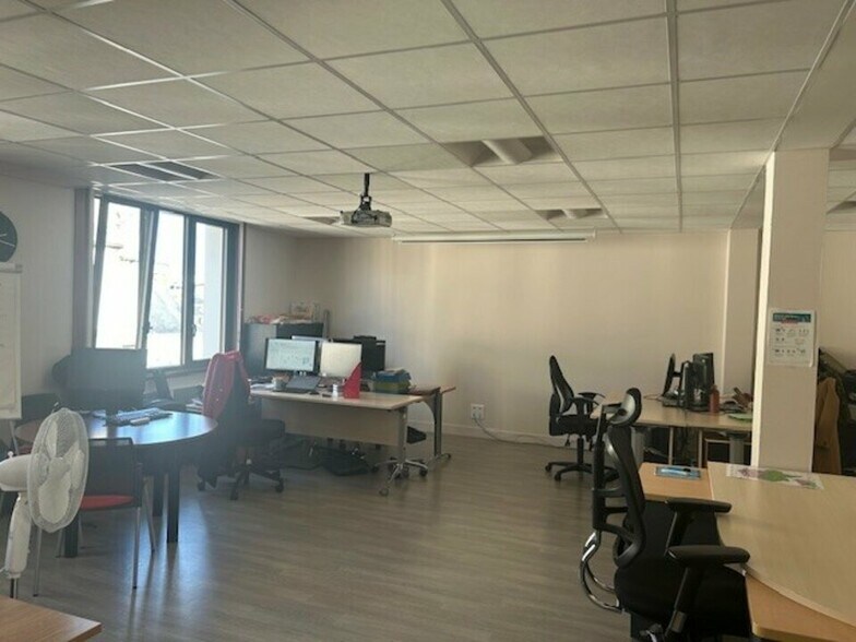15 Place Michelet, Tours for lease - Interior Photo - Image 1 of 12
