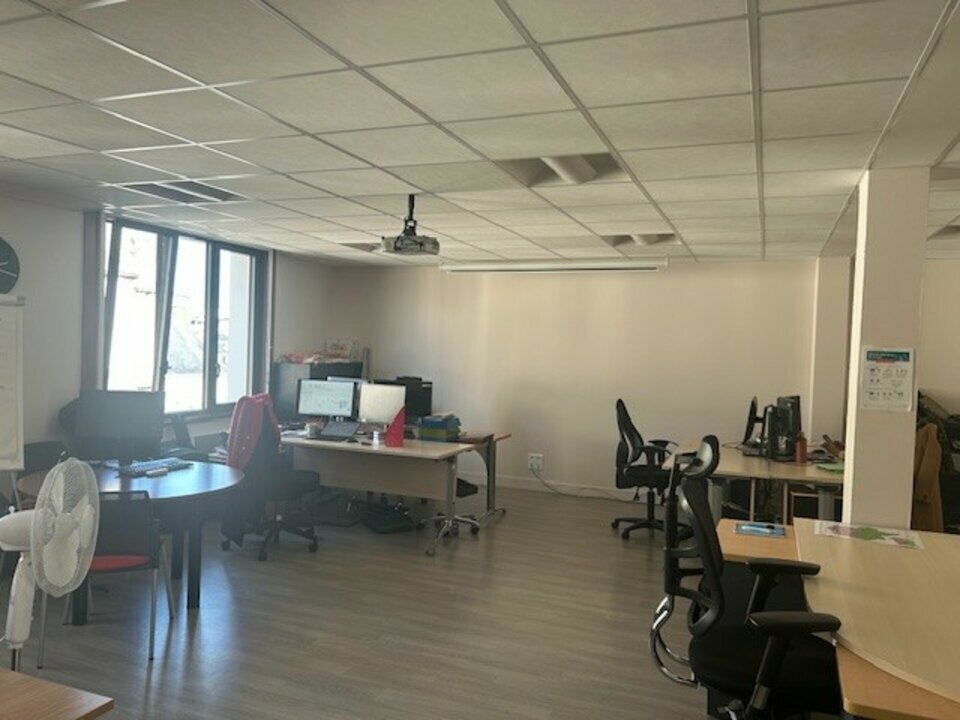15 Place Michelet, Tours for lease Interior Photo- Image 1 of 13