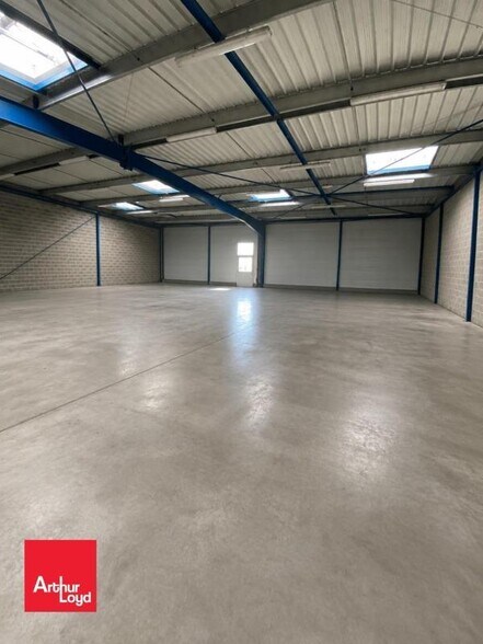 Flex in Dreux for lease - Interior Photo - Image 2 of 3
