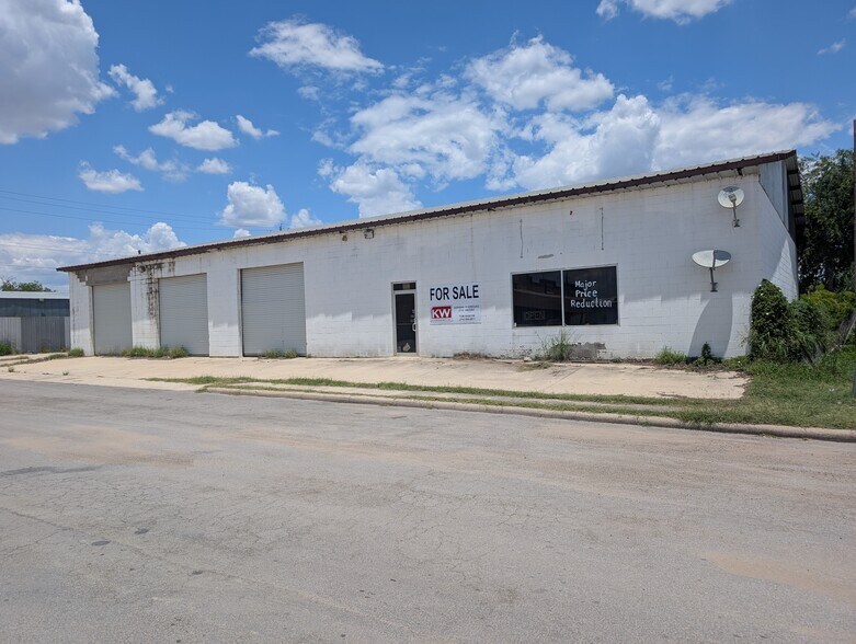 101 W Alamo St, Carrizo Springs, TX à vendre - Photo du bâtiment - Image 2 de 4