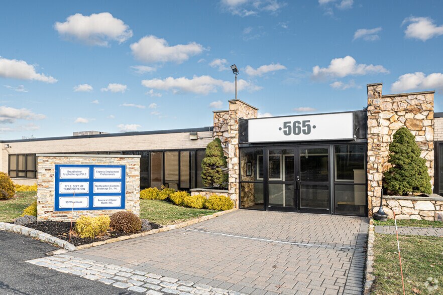 565 Broadhollow Rd, Farmingdale, NY à louer - Photo du bâtiment - Image 1 de 7