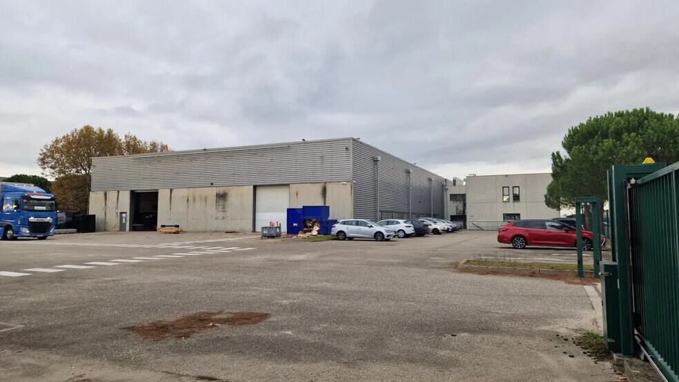 Flex dans Saint-Priest à louer - Photo du bâtiment - Image 3 de 5