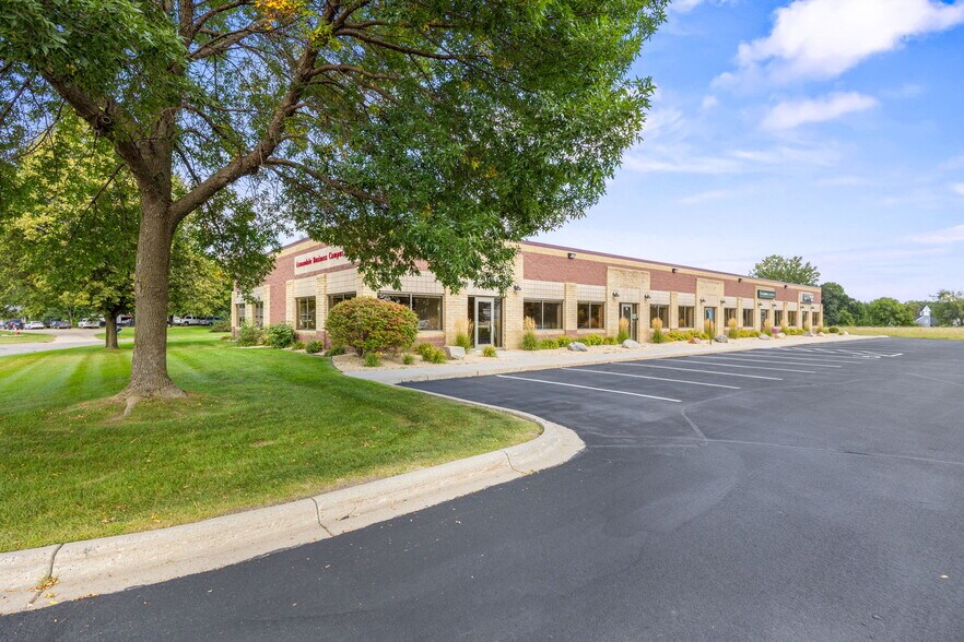990 Elm St E, Annandale, MN à louer - Photo du bâtiment - Image 1 de 11