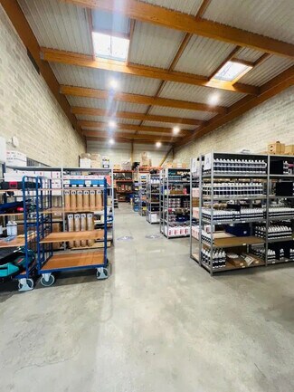 Plus de détails pour Rue Du Maréchal De Lattre De Tassigny, Élancourt - Bureau, Local d'activités à louer