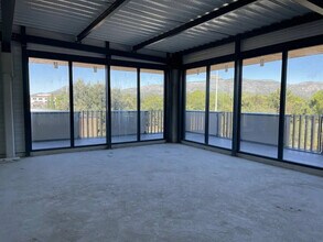 Retail in Aubagne for lease Interior Photo- Image 2 of 5