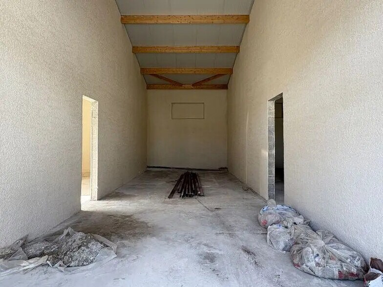 Flex in Saint-Priest for lease - Building Photo - Image 3 of 5