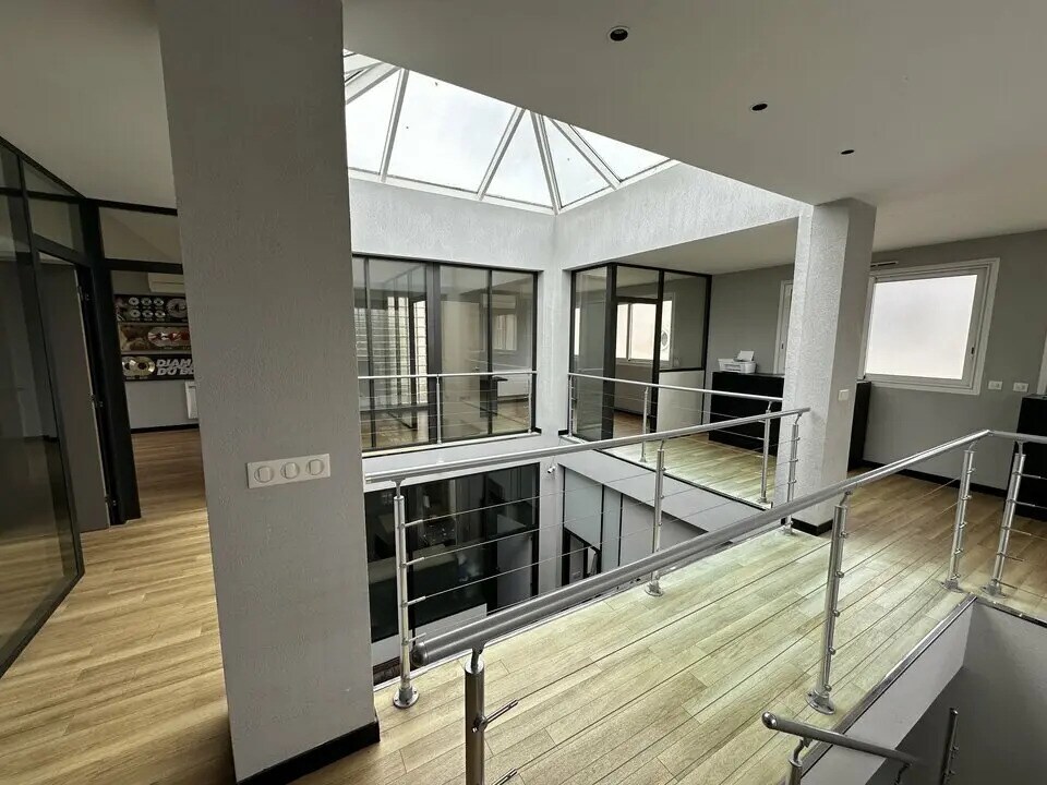 Office in Saint-Maur-des-Fossés for lease Primary Photo- Image 1 of 6