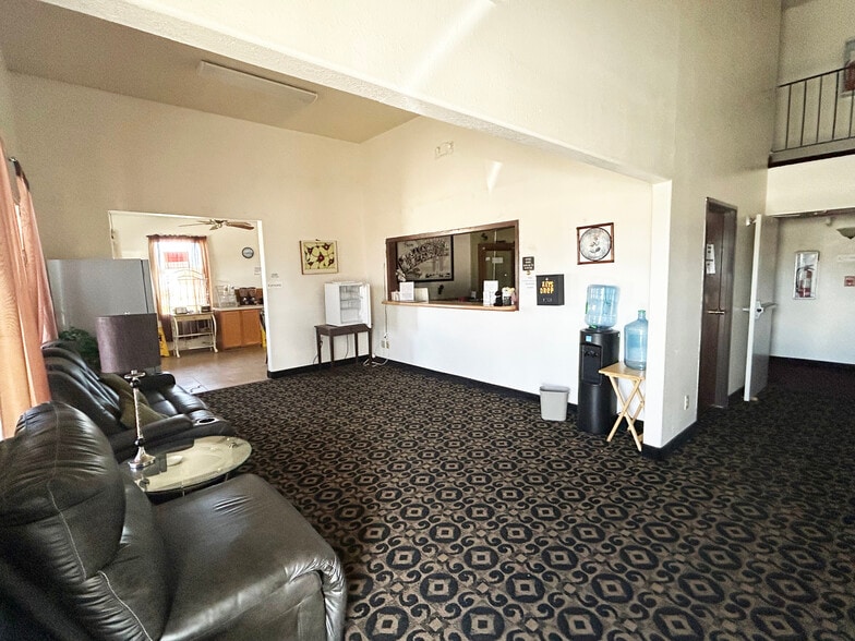 1025 E 4th St, Ainsworth, NE à vendre - Photo du bâtiment - Image 3 de 17