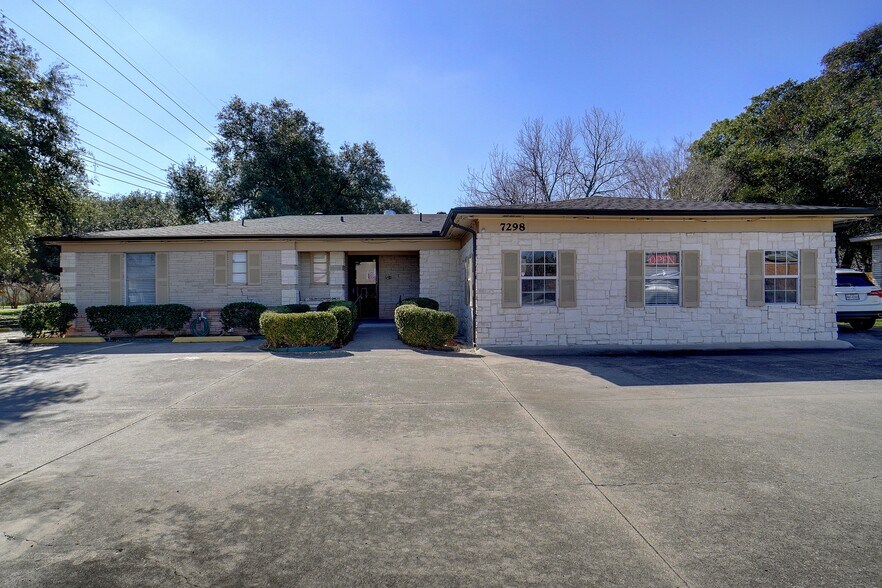 7298 Glenview Dr, North Richland Hills, TX à vendre - Photo du bâtiment - Image 3 de 33