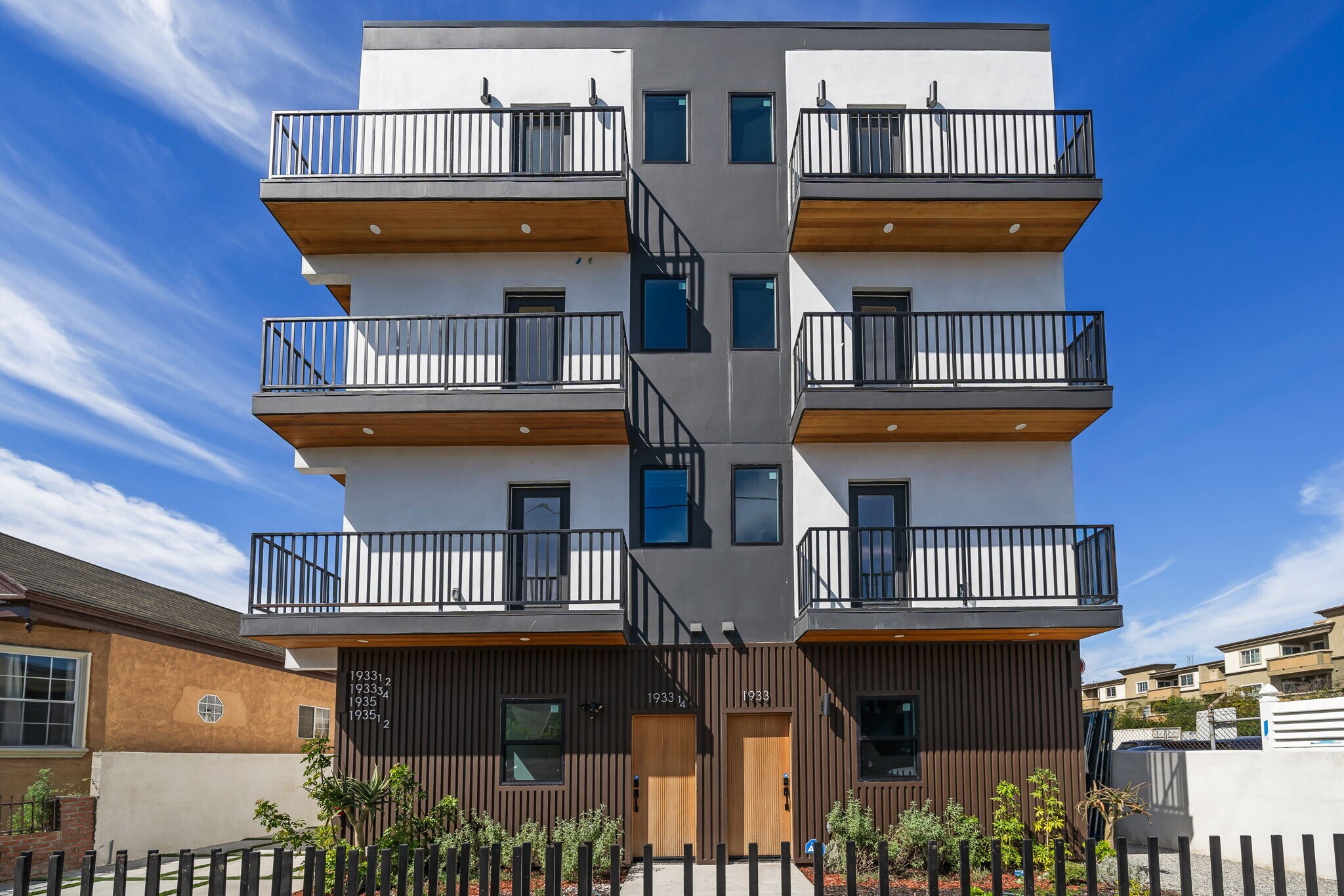 1933 Magnolia Ave, Los Angeles, CA for lease Primary Photo- Image 1 of 45