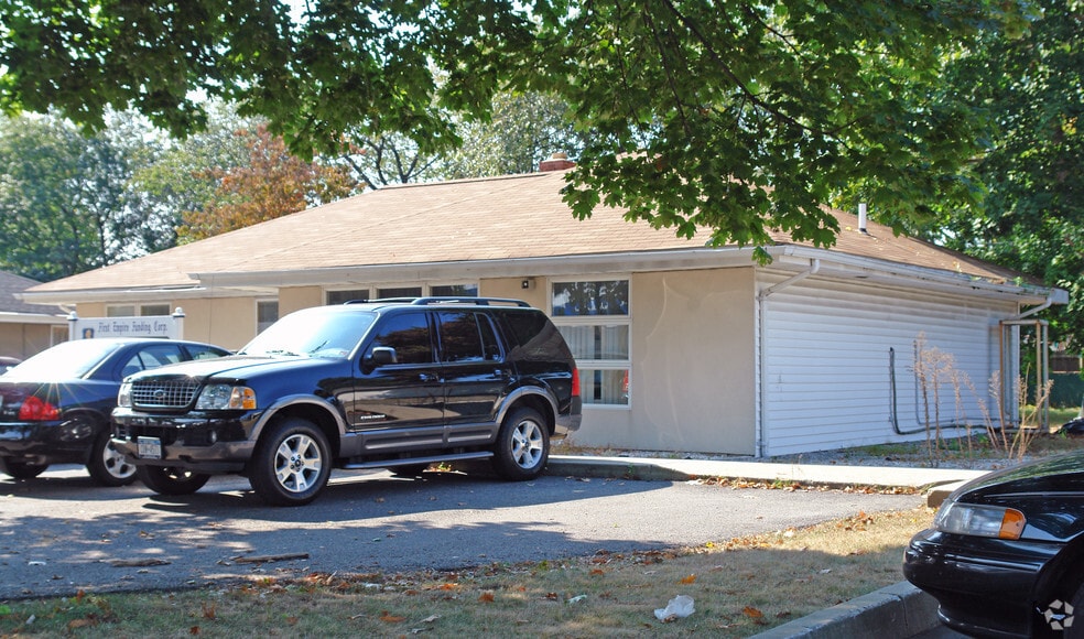 366 S Oyster Bay Rd, Hicksville, NY for sale - Building Photo - Image 3 of 4