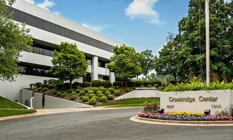 7807 Creekridge Cir, Bloomington, MN à louer - Photo du bâtiment - Image 2 de 13