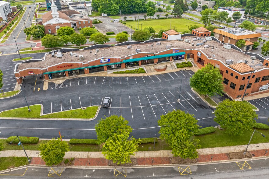 709 E Market St, Greensboro, NC à louer - Photo du bâtiment - Image 2 de 8