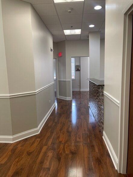 114 W Rockland Rd, Libertyville, IL for lease - Building Photo - Image 2 of 20