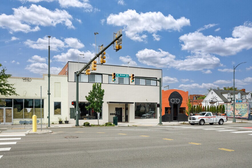 2711 W Broad St, Richmond, VA à louer - Photo du bâtiment - Image 3 de 12