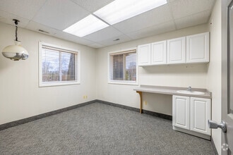 811 Oakwood Dr, Rochester, MI for lease Interior Photo- Image 2 of 4