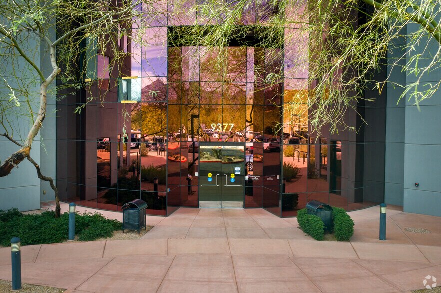 9377 E Bell Rd, Scottsdale, AZ à louer - Photo du bâtiment - Image 2 de 5