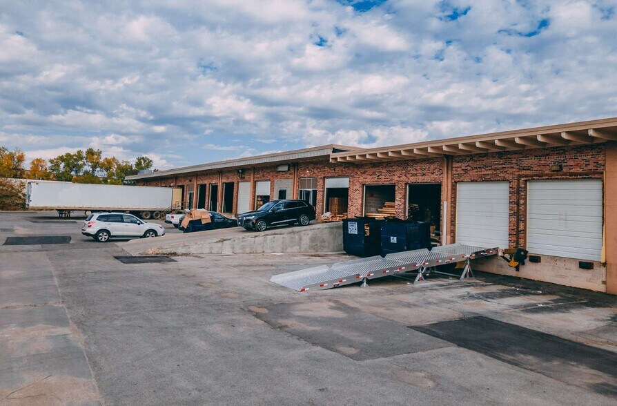 8918-8958 J St, Omaha, NE à louer - Photo du bâtiment - Image 2 de 9