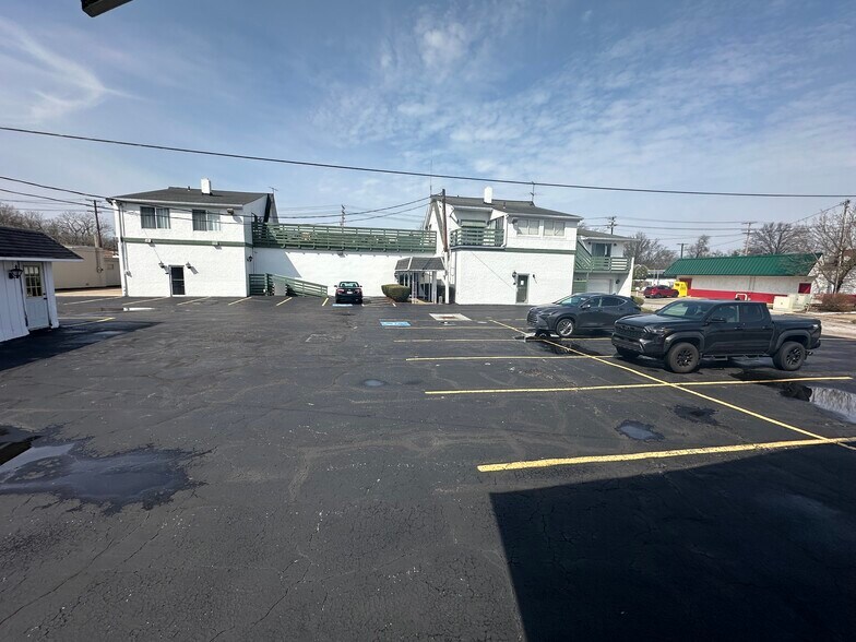 4171 Rocky River Dr, Cleveland, OH à vendre - Photo du bâtiment - Image 3 de 33