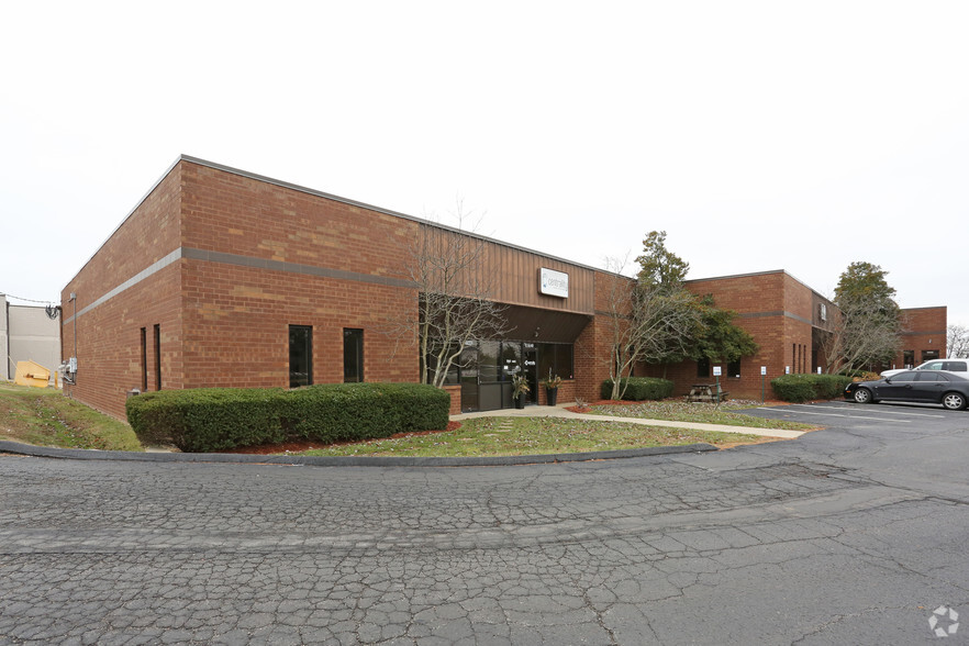 11406-11442 Bluegrass Pky, Louisville, KY for sale - Primary Photo - Image 1 of 1