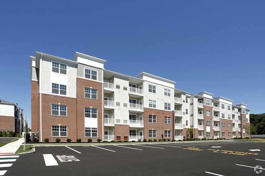 1101 Schindler Dr, Aberdeen, NJ à louer - Photo du bâtiment - Image 1 de 77