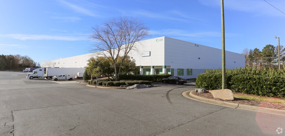 2311 Distribution Center Dr, Charlotte, NC for lease - Building Photo - Image 2 of 8