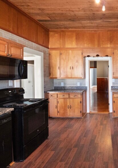 615 E Main St, Scottsville, KY for sale - Interior Photo - Image 2 of 25