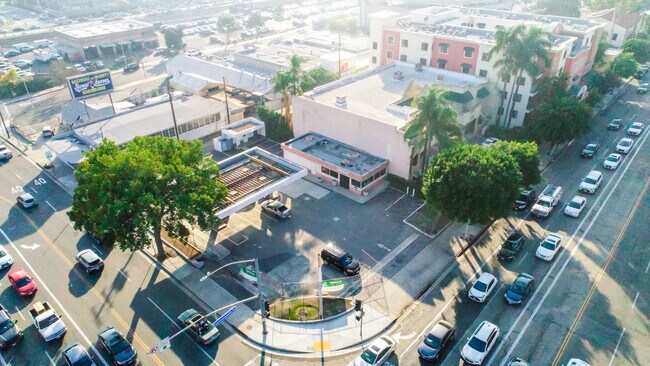 Plus de détails pour 242 E Commonwealth Ave, Fullerton, CA - Commerce de détail à vendre