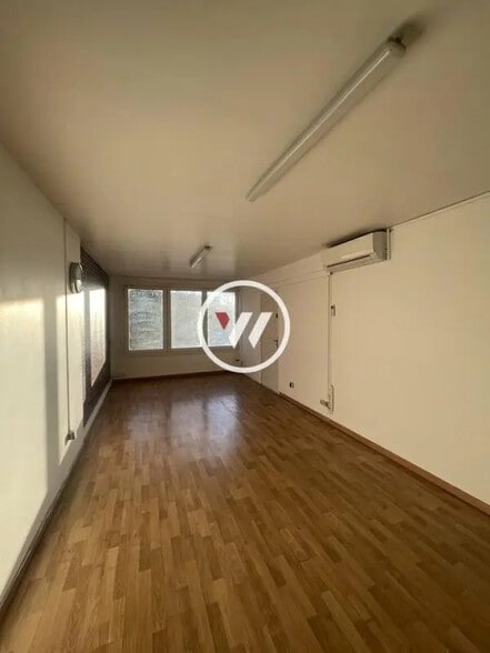 Office in Marseille for lease - Interior Photo - Image 2 of 2