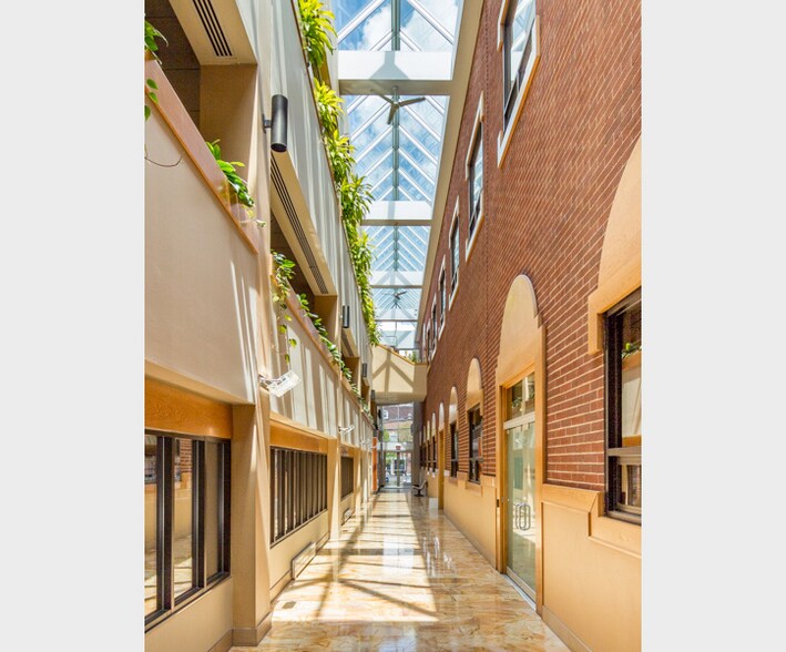 1244 Boylston St, Chestnut Hill, MA à louer - Hall d’entrée - Image 3 de 3