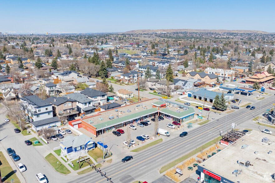 2213 Centre St NW, Calgary, AB à louer - Aérien - Image 2 de 3