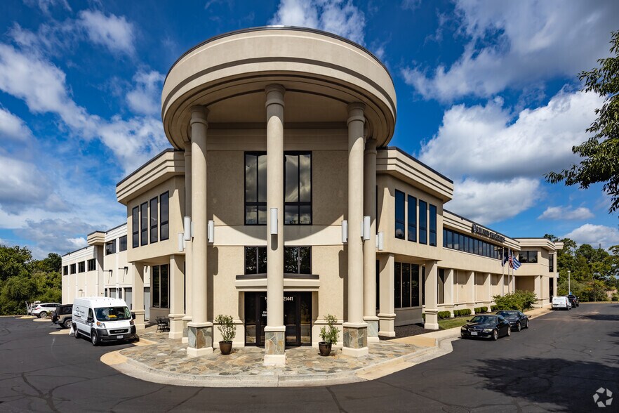 21441 Pacific Blvd, Sterling, VA à louer - Photo du bâtiment - Image 3 de 4