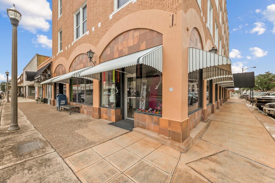 104 E North St, Uvalde, TX à vendre - Photo du bâtiment - Image 2 de 6