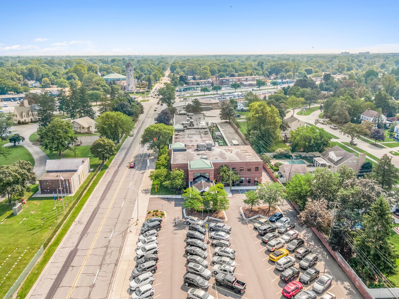 1695 W Twelve Mile Rd, Berkley, MI à louer - Photo du bâtiment - Image 3 de 7