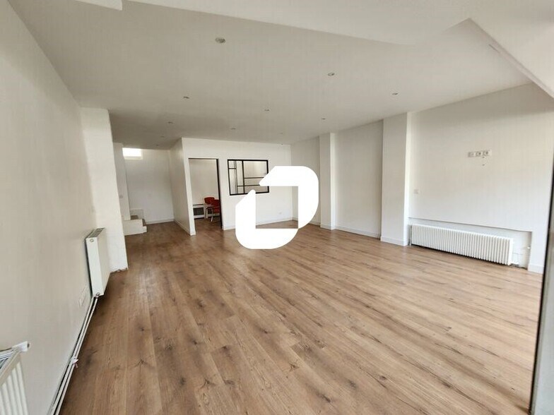Office in Saint-Germain-en-Laye for lease - Interior Photo - Image 2 of 7