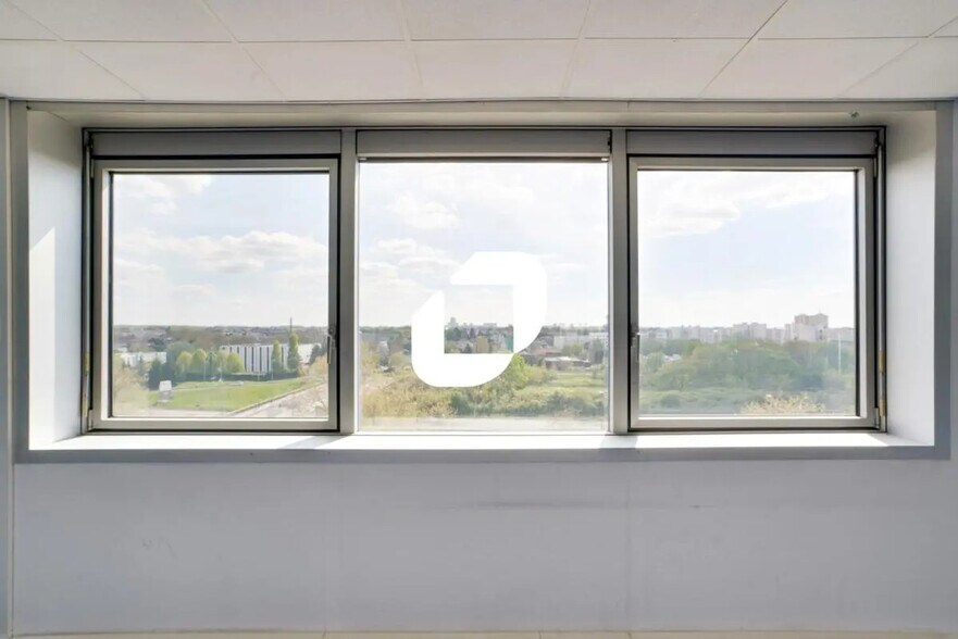 Bureau dans Noisy-le-Grand à louer - Photo du bâtiment - Image 2 de 14