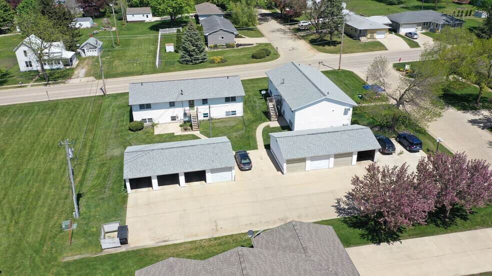 414 7th St SE, Oelwein, IA à vendre - Photo du bâtiment - Image 2 de 5