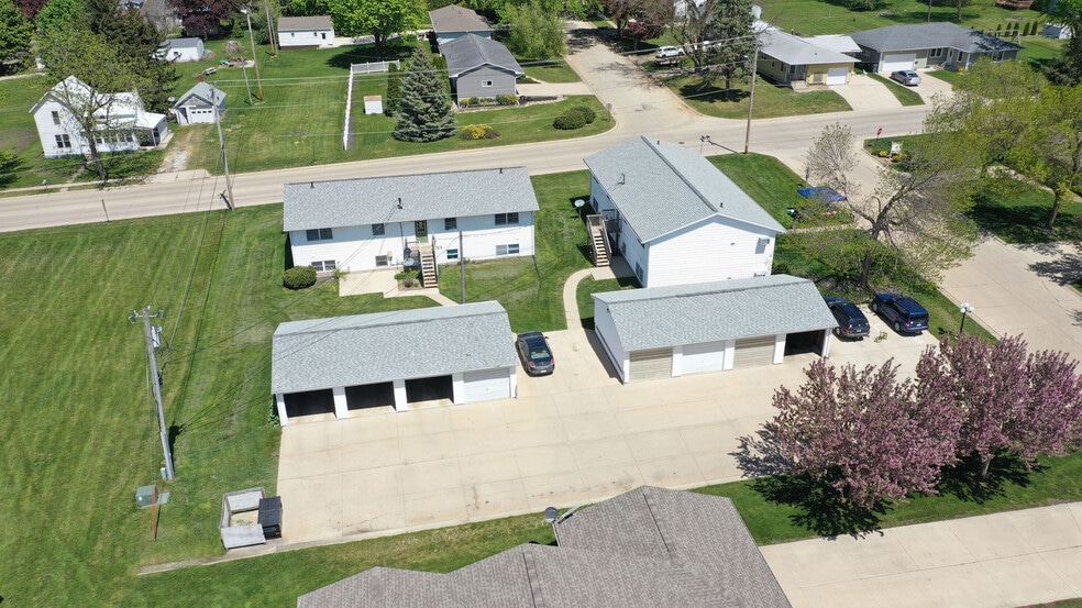 414 7th St SE, Oelwein, IA à vendre - Photo du bâtiment - Image 2 de 6