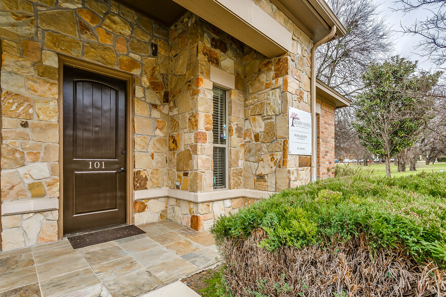 7633 Bellaire Dr S, Fort Worth, TX for lease - Primary Photo - Image 1 of 91