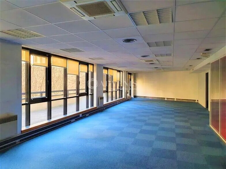 Bureau dans Issy-les-Moulineaux à louer - Photo du bâtiment - Image 2 de 8