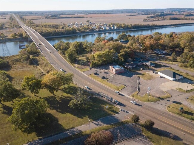 More details for 190 Bridge Ave, Savannah, TN - Retail for Sale