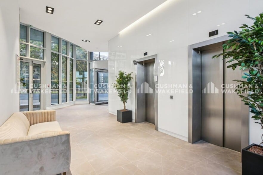 9-35 Avenue Pierre De Coubertin, Paris for sale - Building Photo - Image 2 of 14