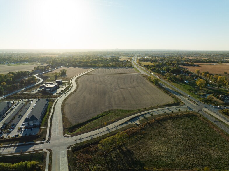Rising Rdg, Pleasant Hill, IA à vendre - Photo du bâtiment - Image 2 de 7