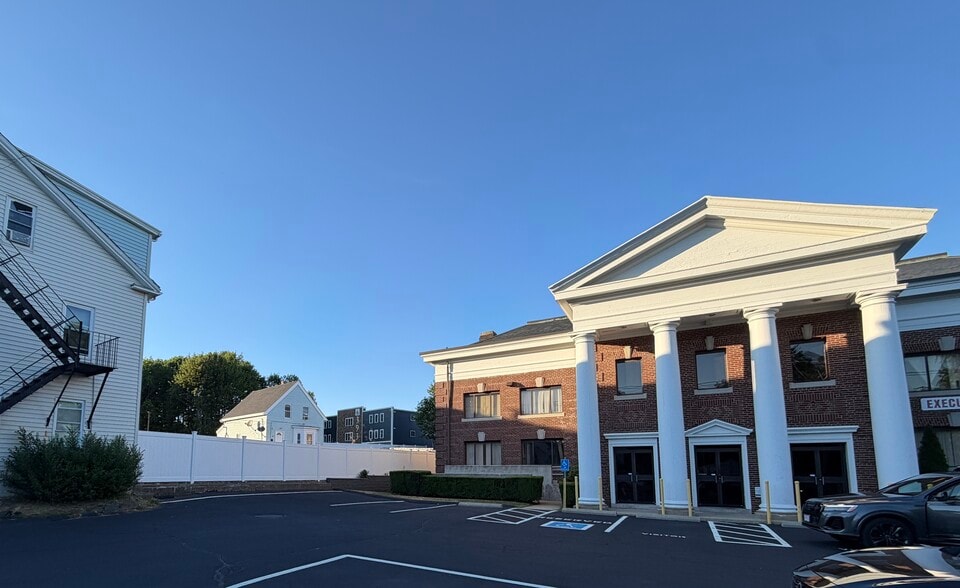 385 Court St, Plymouth, MA à louer - Photo du bâtiment - Image 2 de 7
