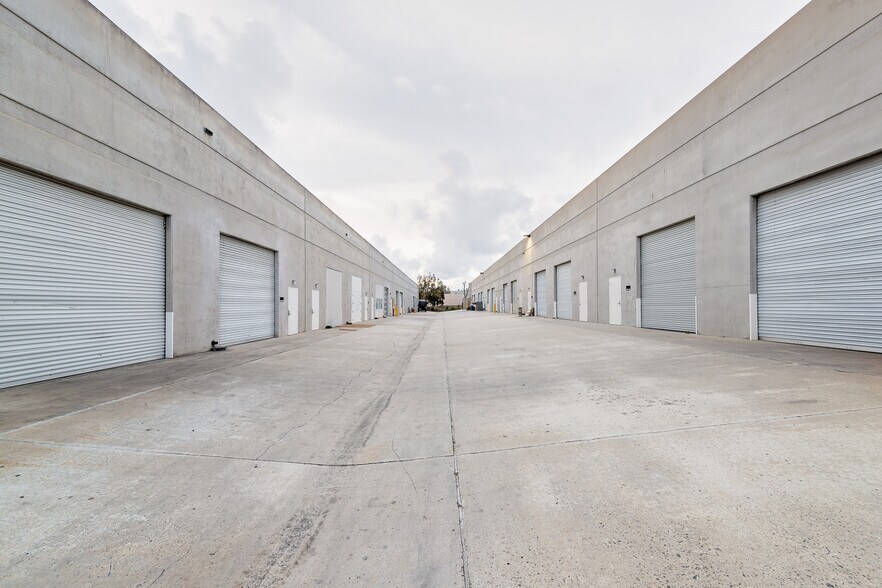 1790 La Costa Meadows Dr, San Marcos, CA à louer - Photo du bâtiment - Image 2 de 2