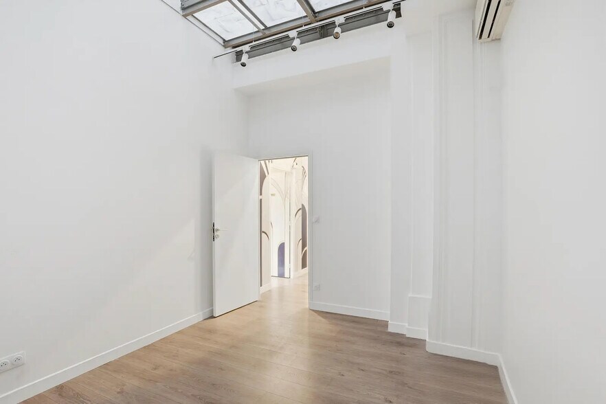 Office in Paris for sale - Interior Photo - Image 2 of 5