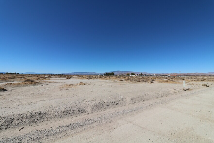Birch Avenue (Schindler Court), Rosamond, CA à vendre - Photo du bâtiment - Image 3 de 8